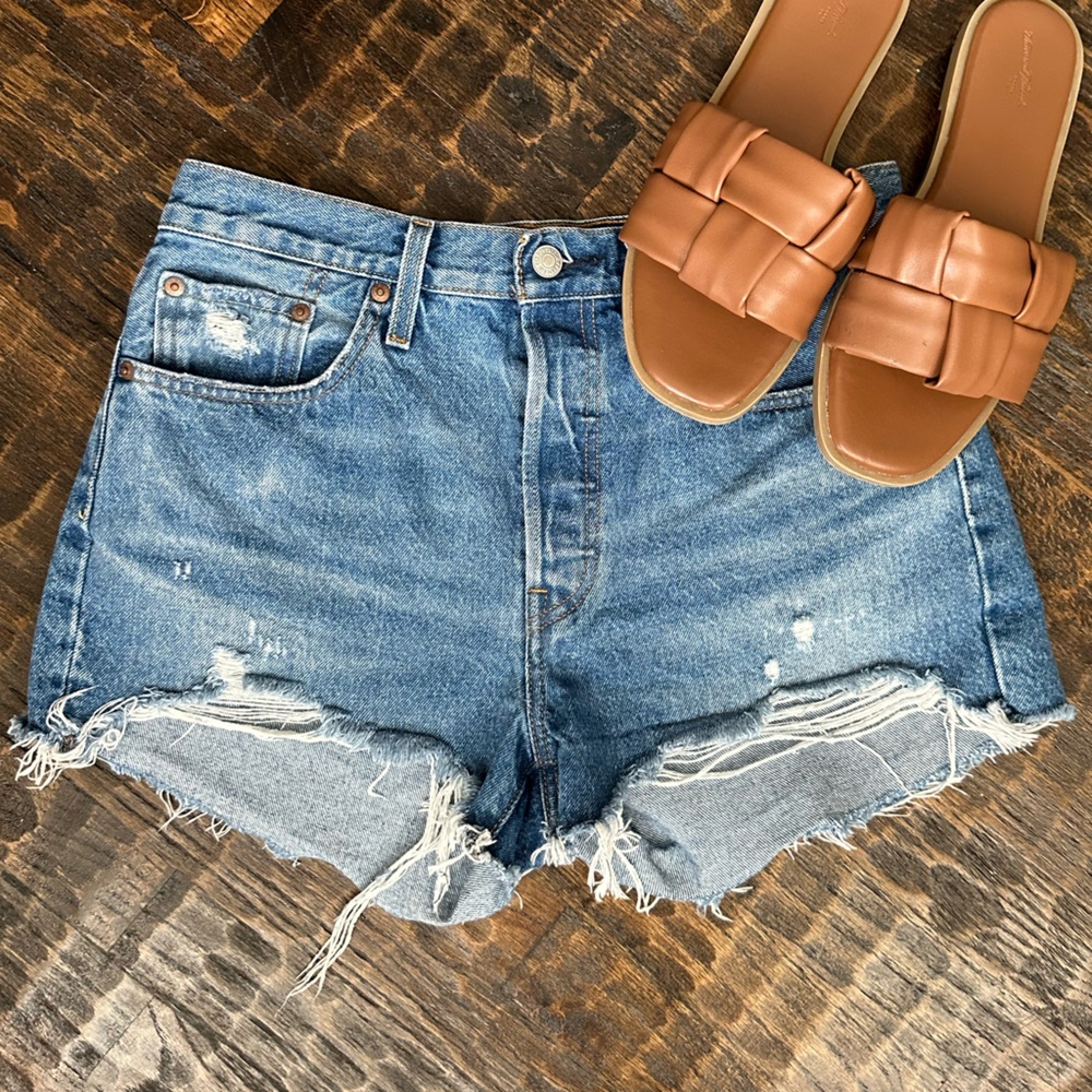 EUC 501 LEVI’S DENIM SHORTS SIZE 29